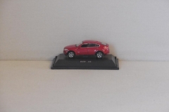 BMW X6 in de kleur rood. Welly